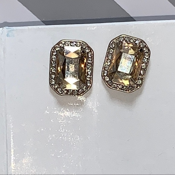Gorgeous cut corner rectangular stud earrings - Picture 3 of 4